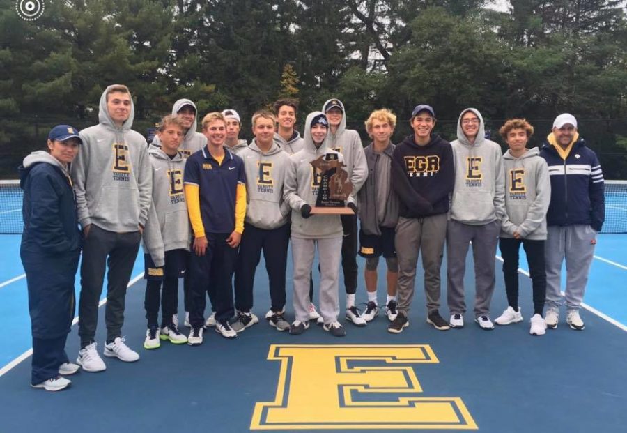 East+Boys+tennis+with+their+2018+Regionals+trophy.