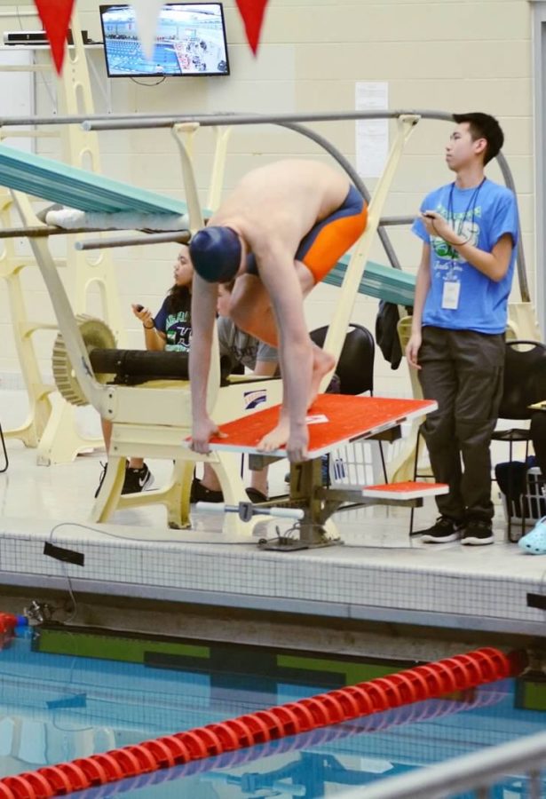 Hunter Converse ’20 readying himself for a dive.